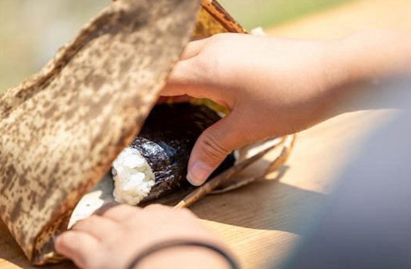 走る箸る食堂 ハラヘッタ 竹皮包みのおむすび