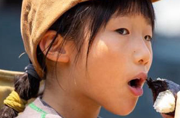 走る箸る食堂 ハラヘッタ 竹皮包みのおむすび