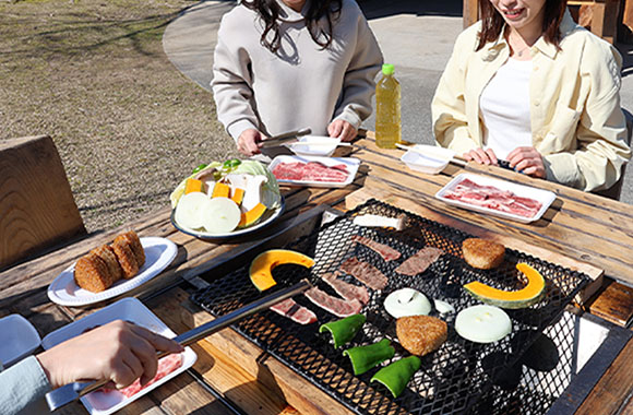 雨が降っても大丈夫！屋根のあるスペースでBBQ！